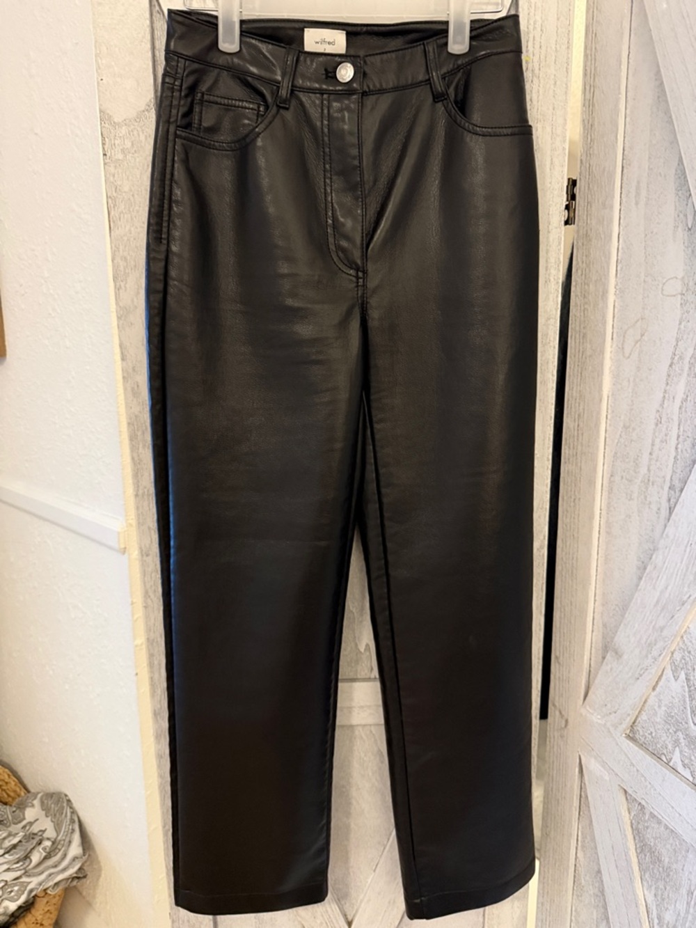 Aritzia Wilfred Vegan Leather Straight Leg Black pants. Sz.2. Like new. Lovely